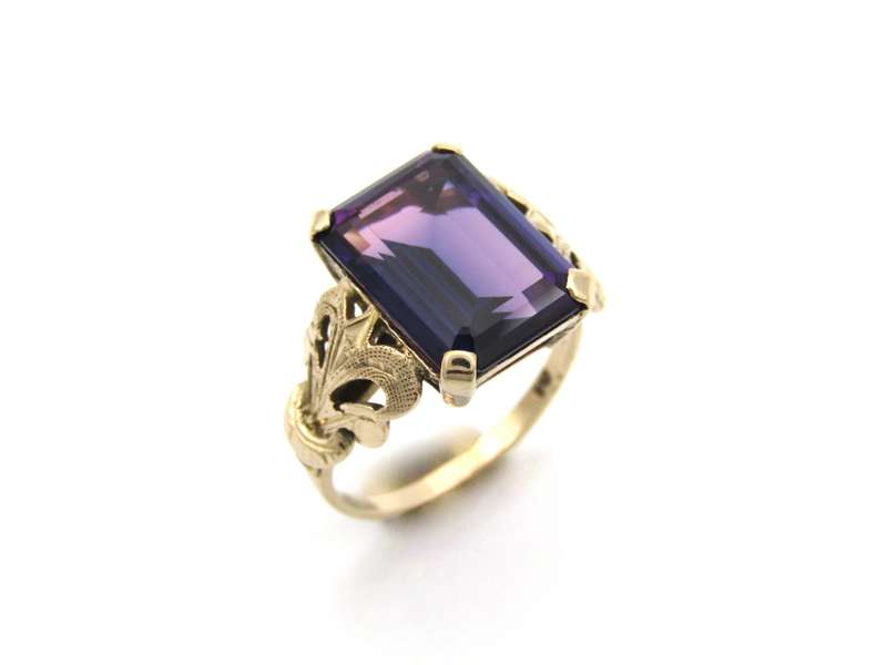 9K gold Synthetic Colour Change Sapphire ring, circa 1960's.