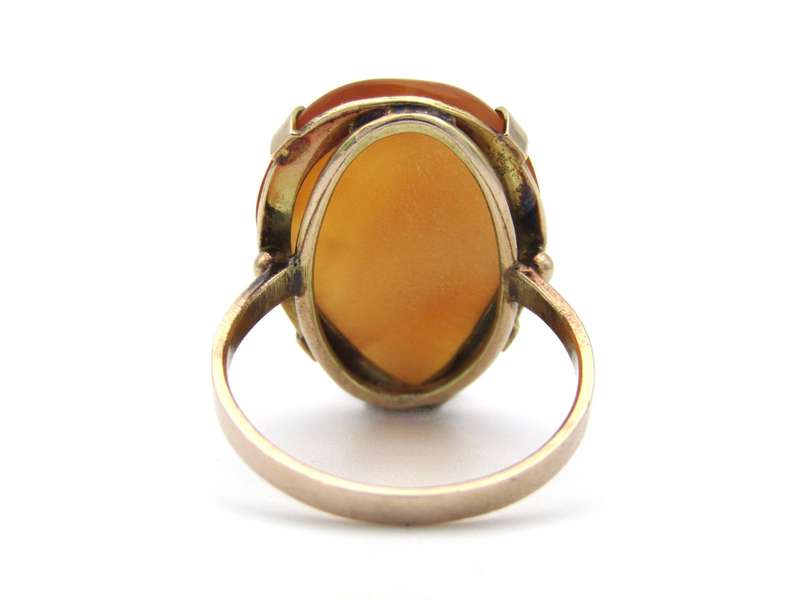 9K gold carnelian ring.
