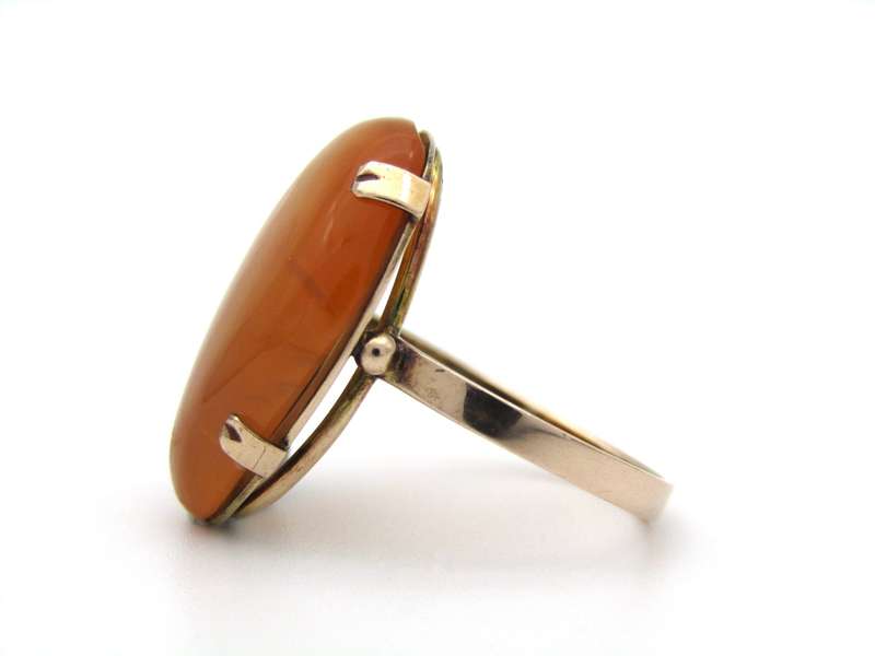 9K gold carnelian ring.