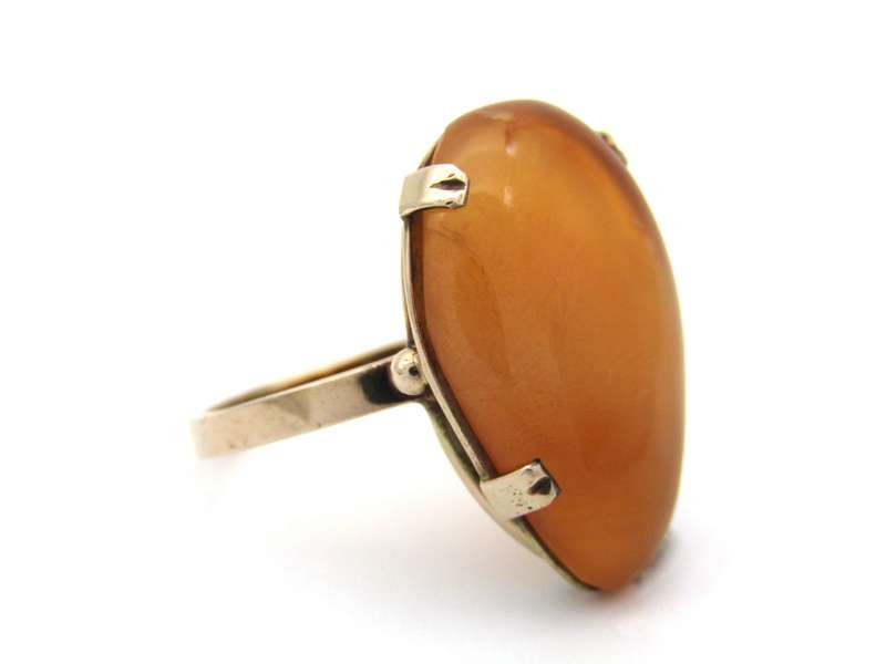 9K gold carnelian ring.