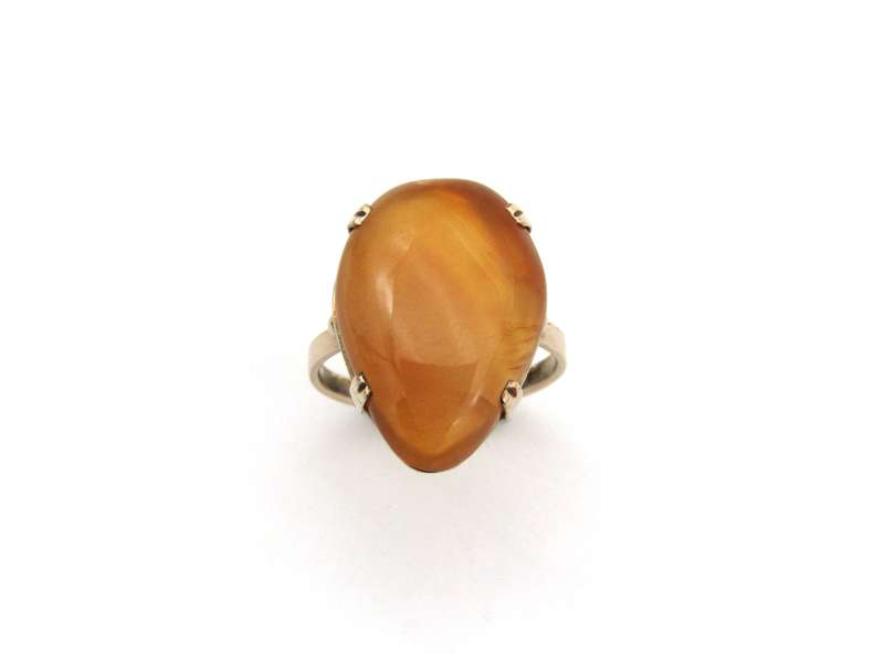 9K gold carnelian ring.
