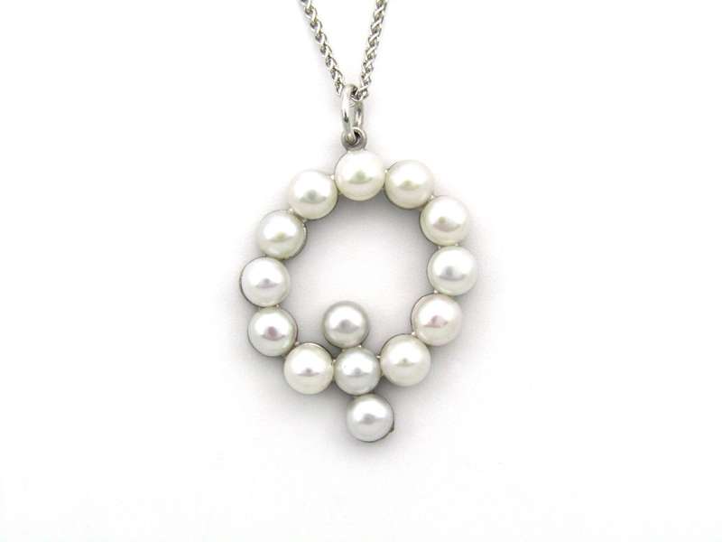 9K gold Akoya cultured pearl 'Q' pendant.