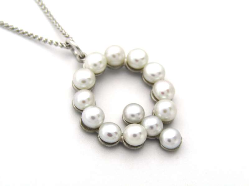 9K gold Akoya cultured pearl 'Q' pendant.
