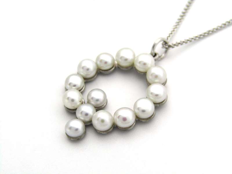 9K gold Akoya cultured pearl 'Q' pendant.