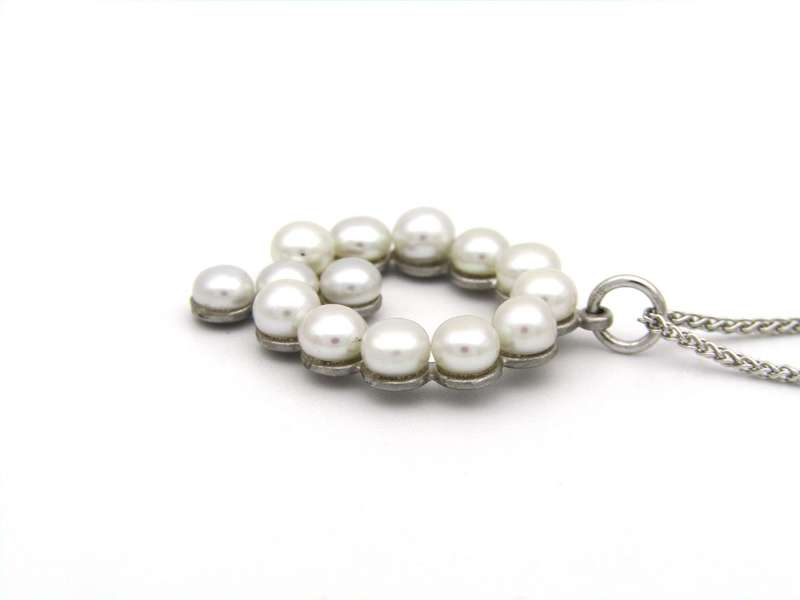 9K gold Akoya cultured pearl 'Q' pendant.
