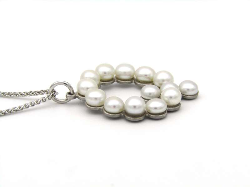 9K gold Akoya cultured pearl 'Q' pendant.