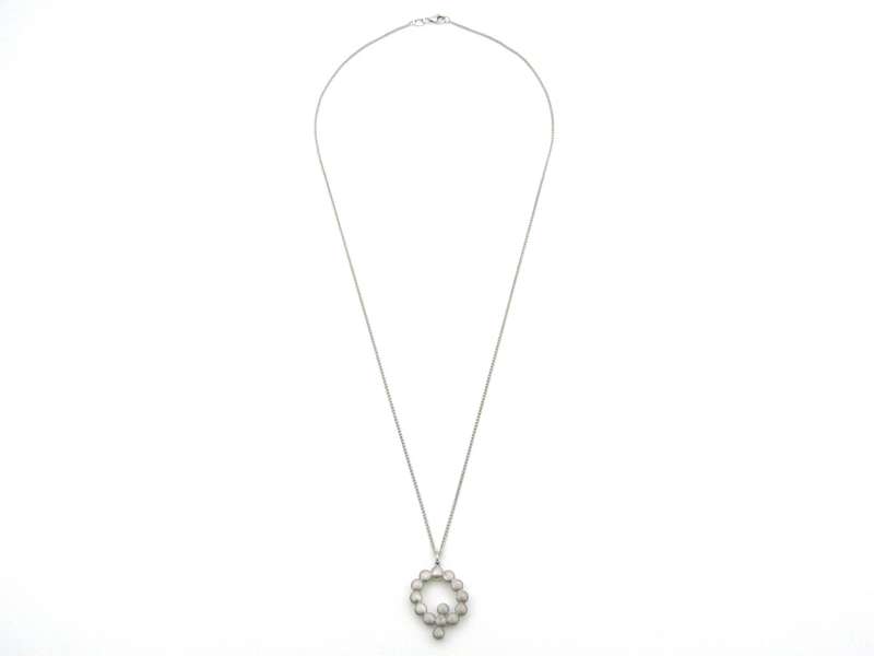 9K gold Akoya cultured pearl 'Q' pendant.