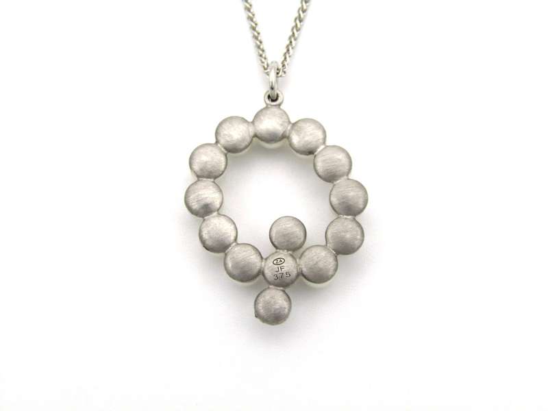 9K gold Akoya cultured pearl 'Q' pendant.