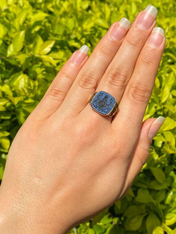 9K gold Art Deco family crest signet ring.