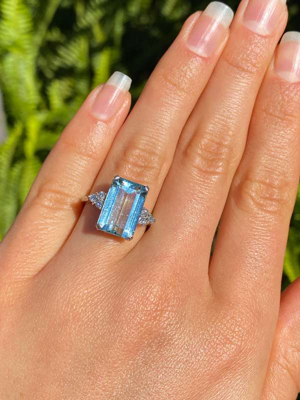 18K gold aquamarine and diamond ring, London, 1973.