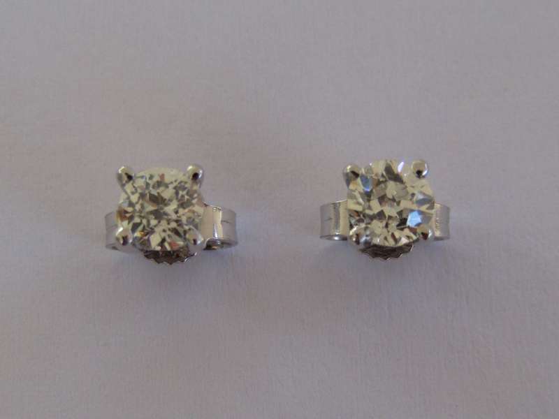 A pair of 18kt gold diamond stud earrings