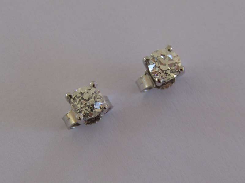 A pair of 18kt gold diamond stud earrings