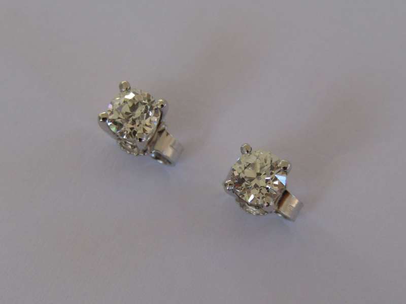 A pair of 18kt gold diamond stud earrings
