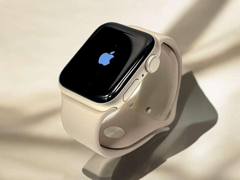 Apple Watch SE 2nd Gen (40mm, Starlight Aluminium with Starlight Sports Band, GPS) - Pre Owned / ...