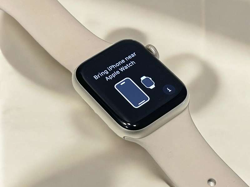 Apple Watch SE 2nd Gen (40mm, Starlight Aluminium with Starlight Sports Band, GPS) - Pre Owned / ...