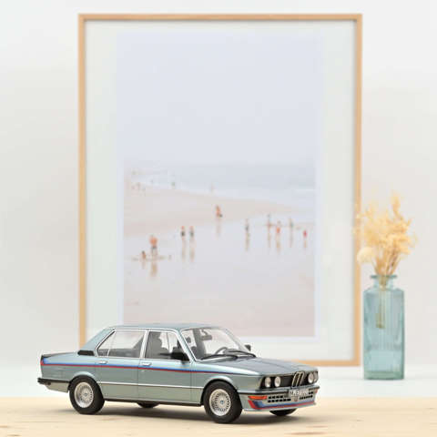 BMW M535i 1980 Blue Metallic with stripes 1:18 - 500pcs LIMITED EDITION