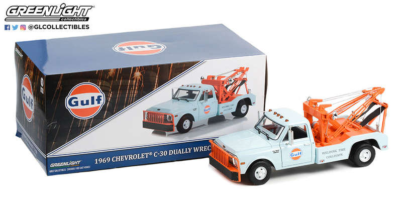 CHEVROLET C-30 DUALLY WRECKER - GULF OIL 'WELDING TIRE 1/18, DIECAST COLLECTABLES