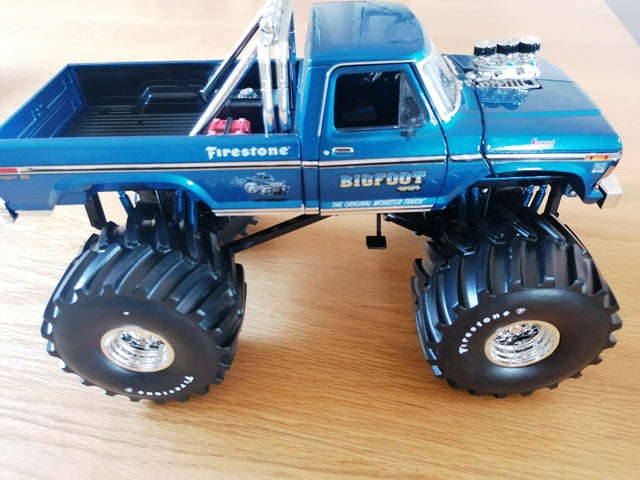 BIGFOOT FORD F-250 KINGS OF CRUNCH #1 MONSTER TRUCK 1/18 DIECAST NEW IN BOX, DIECAST COLLECTABLES