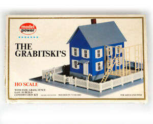 HO SCALE THE GRABITSKI'S HOUSE, PLASTIC SCALE MODEL,MODEL TRAIN ACCESSORIE