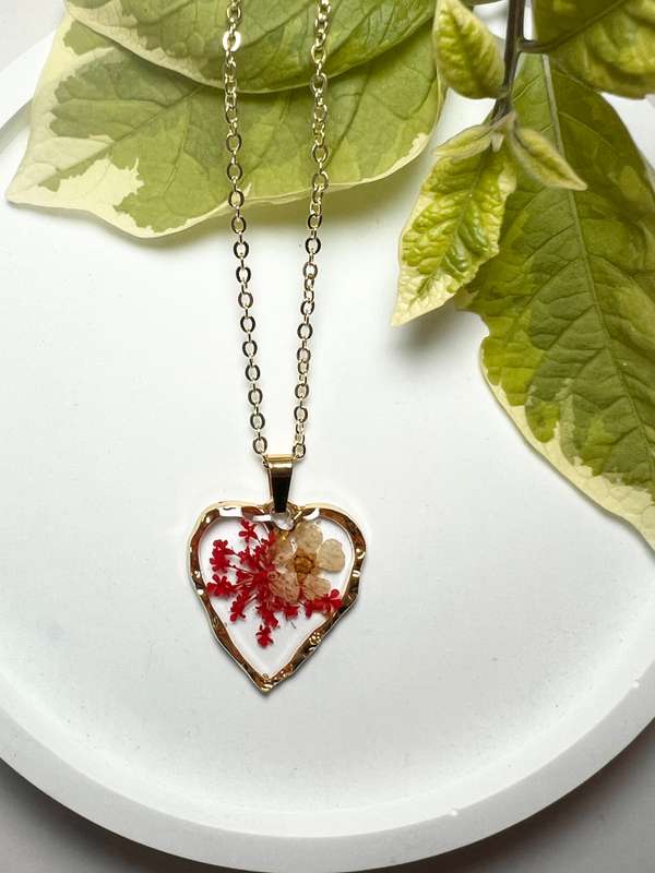 Red Lace Fynbos and white tiny flower Round Resin Jewellery
