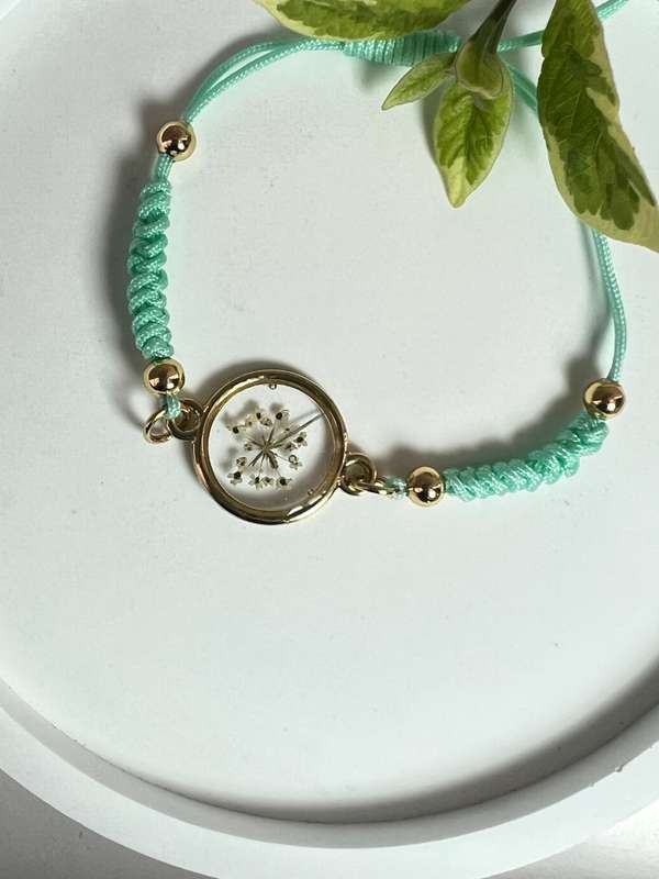 Dainty Bracelet with natural flowers