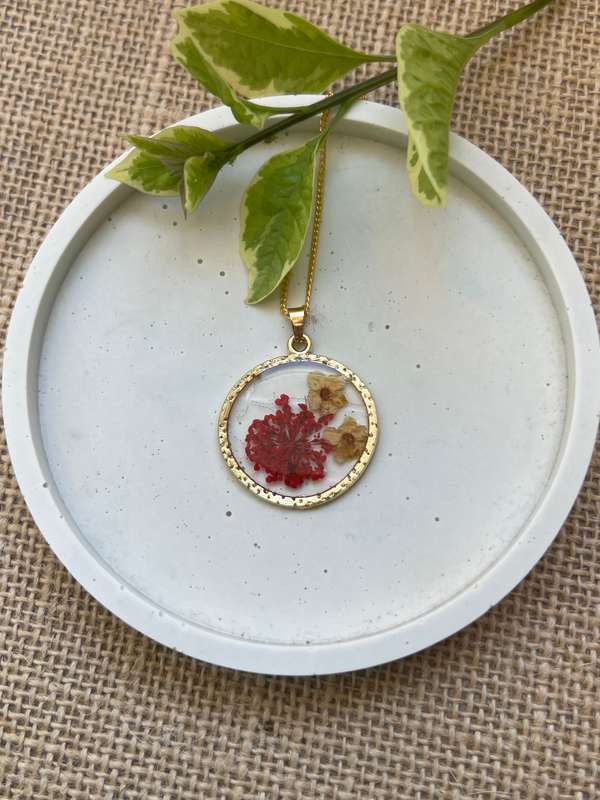 Red Lace Fynbos and white tiny flower Round Resin Jewellery