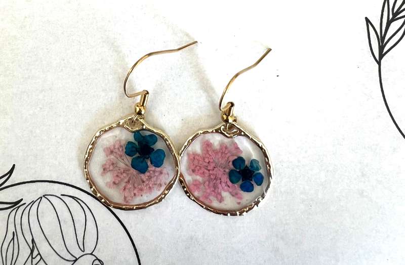 Pink Fynbos Blast and blue flower Round Resin Jewellery