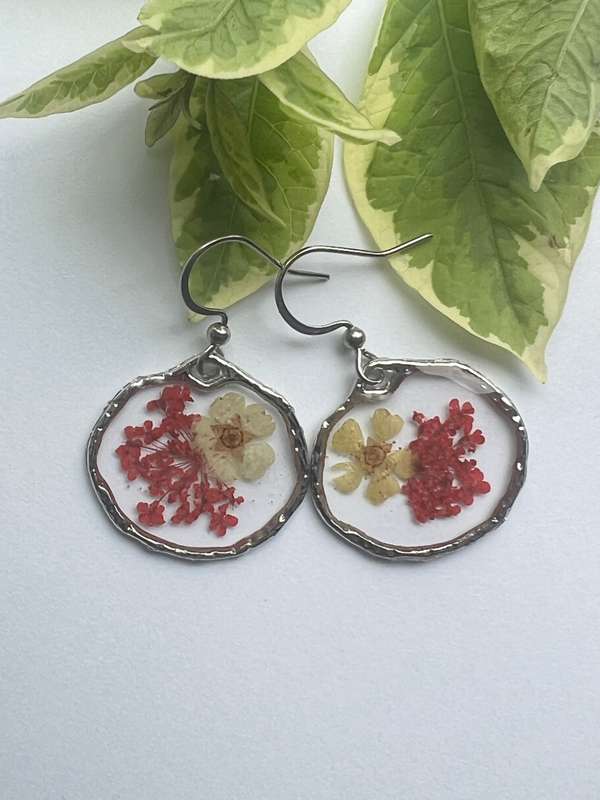 Red Lace Fynbos and white tiny flower Round Resin Jewellery