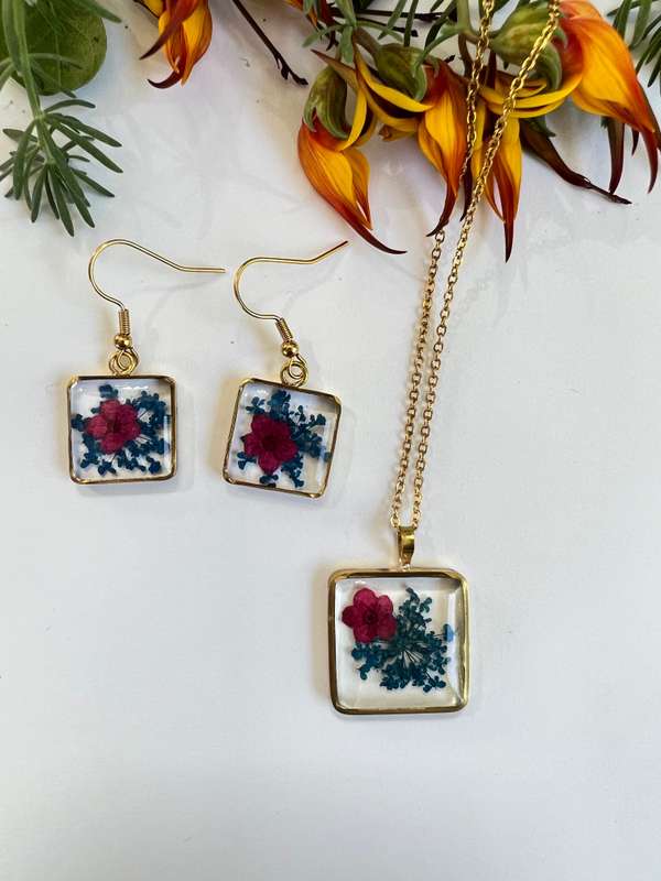 Dark blue fynbos blast and pink Fynbos blast resin square shape with natural flowers