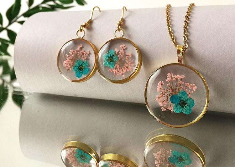 Pink Fynbos Blast and blue flower Round Resin Jewellery
