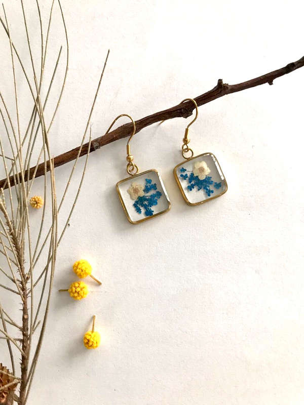 Blue Fynbos Blast and white tiny flower Square Shape Resin Jewellery