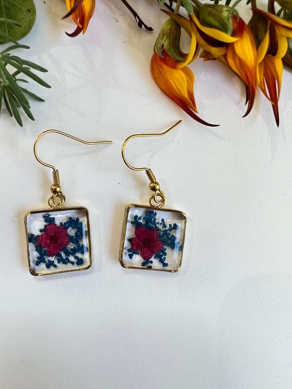 Dark blue fynbos blast and pink Fynbos blast resin square shape with natural flowers