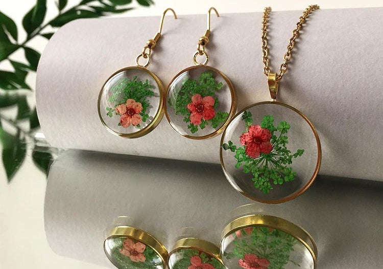 Green Fynbos Blast and pink flower Round Resin Jewellery