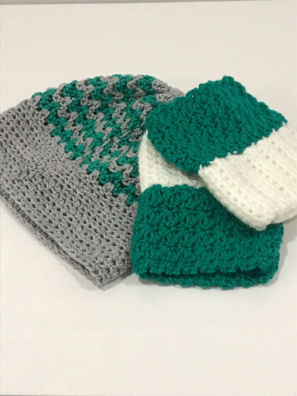 Hand knitted beanie with pony tale hole