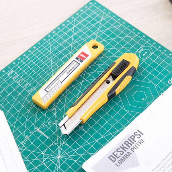 Deli Expect Cutter With 5 Pcs Blades - 2068