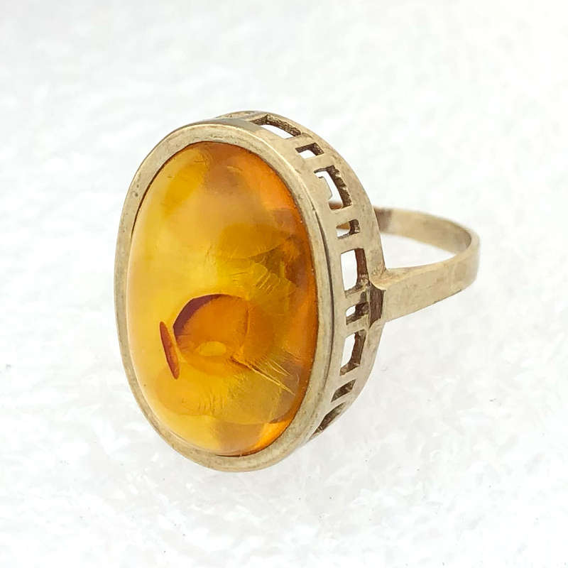 Beautiful Amber Ring Set In 333 Gold