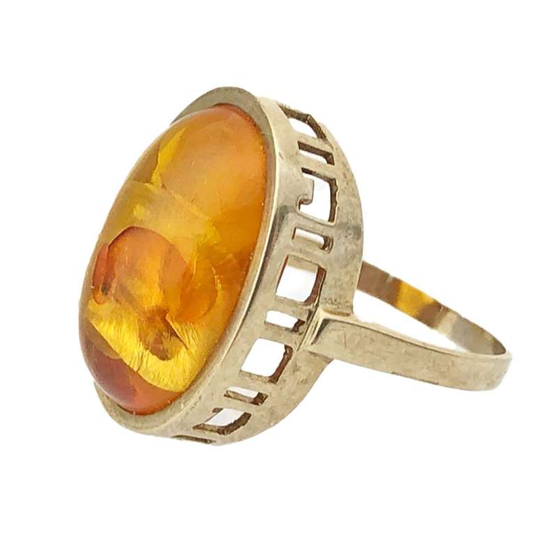Beautiful Amber Ring Set In 333 Gold