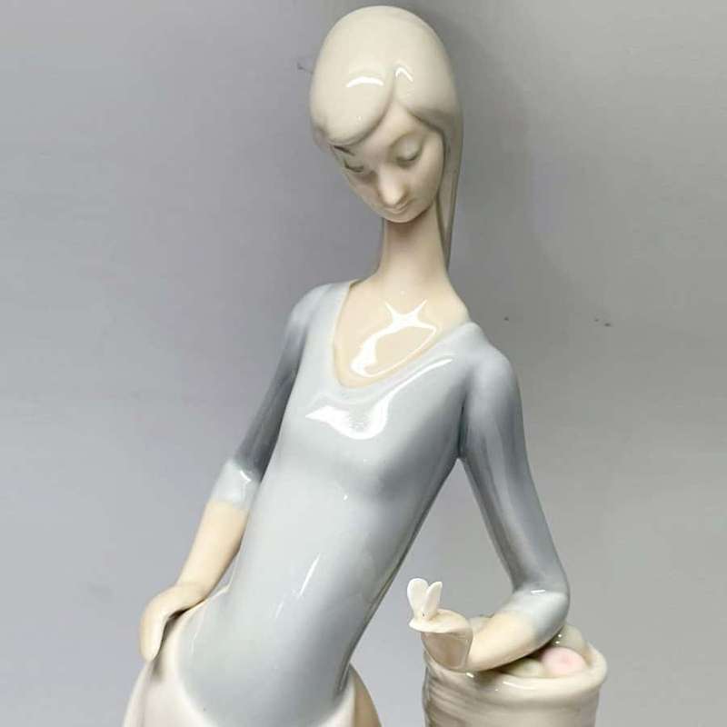 Nao Lladro Daisa Girl With Butterfly