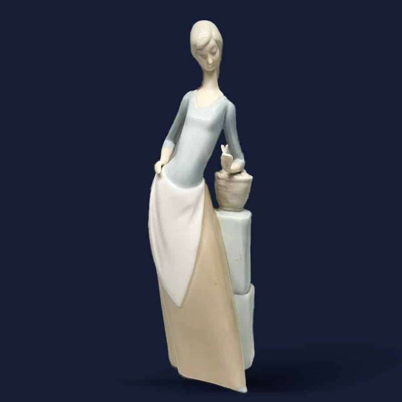 Nao Lladro Daisa Girl With Butterfly