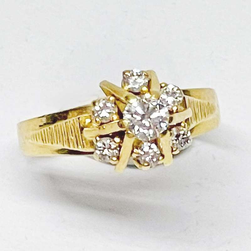 18ct Gold 7  Diamond Ring