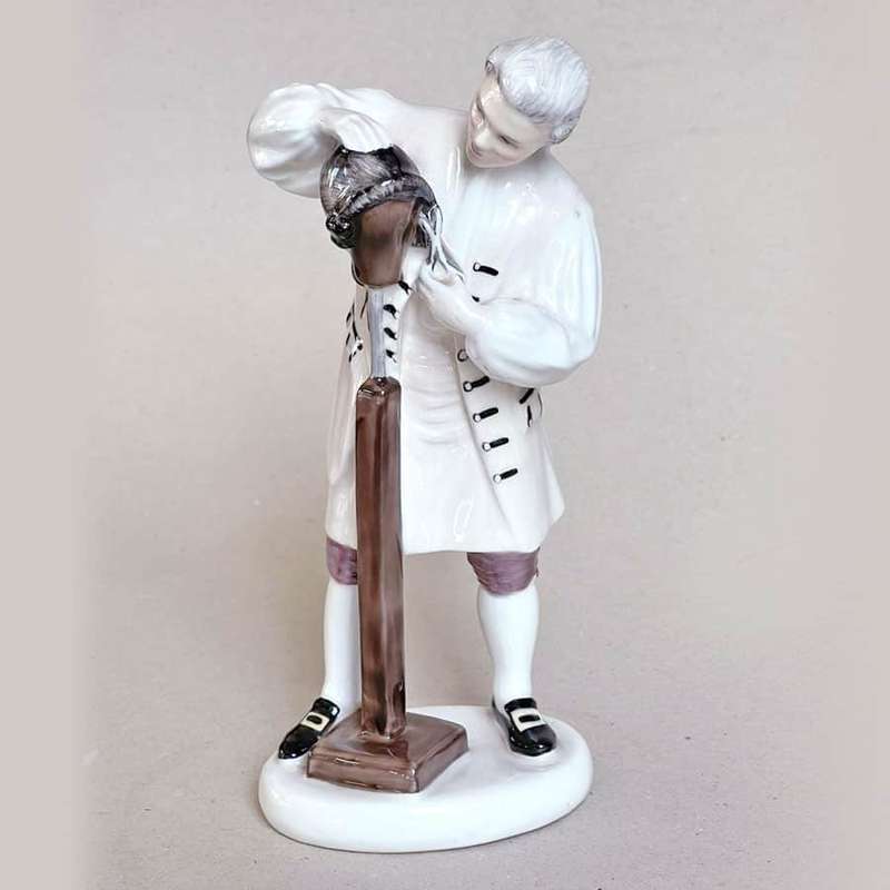 Royal Doulton Figurine Wigmaker Of Williamsburg HN2239