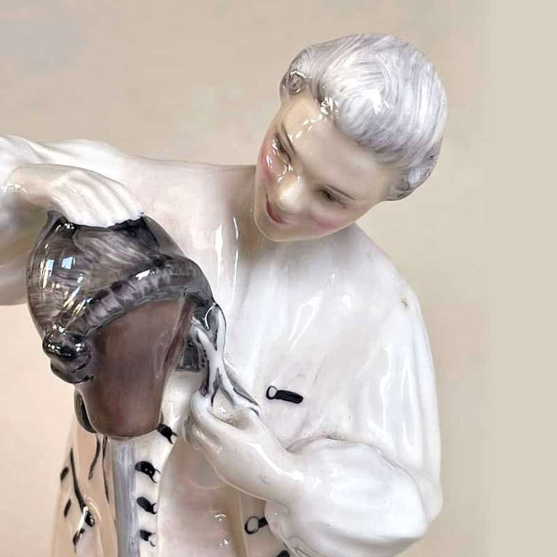 Royal Doulton Figurine Wigmaker Of Williamsburg HN2239