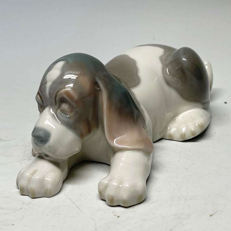 Lladro Figurine Sleepy Pup Beagle