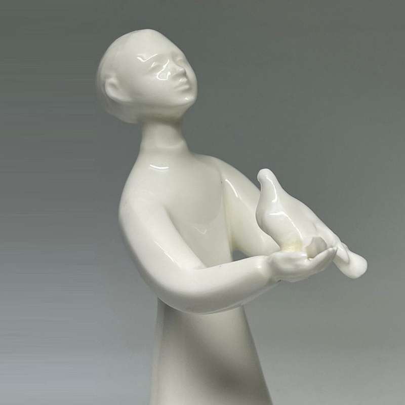Royal Doulton Figurine Peace HN2470