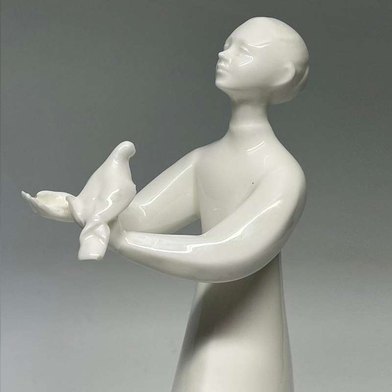 Royal Doulton Figurine Peace HN2470