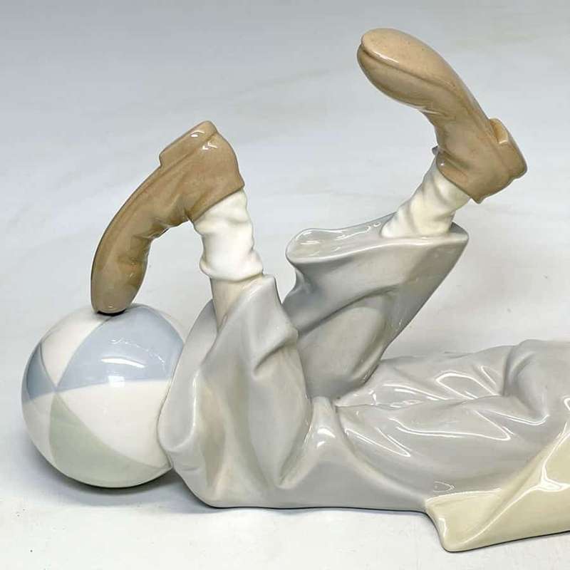 Lladro  Lying Down Clown With Beach Ball 4618