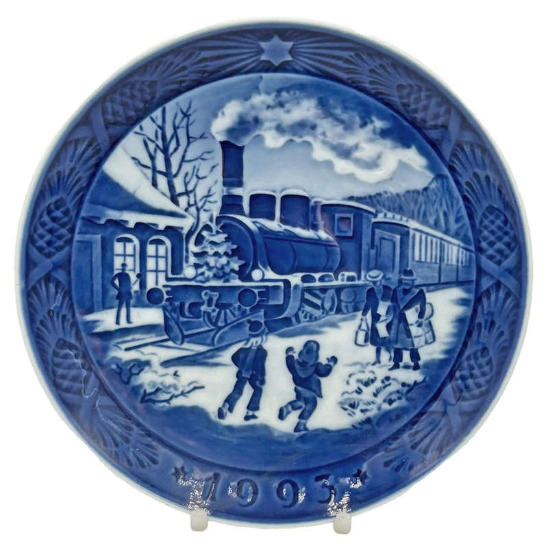 Royal Copenhagen Christmas Guests  Christmas Plate 1993