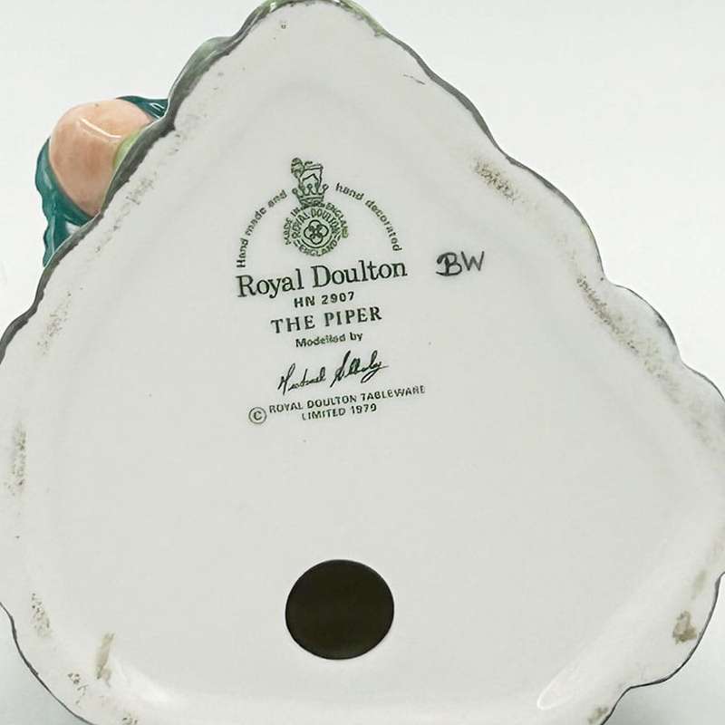 Royal Doulton Figurine The Piper HN2907
