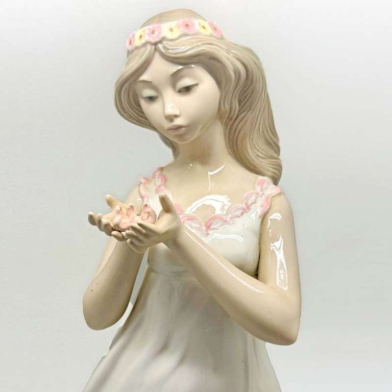 Nao By Lladro Large Figurine Lady Holding  Flower