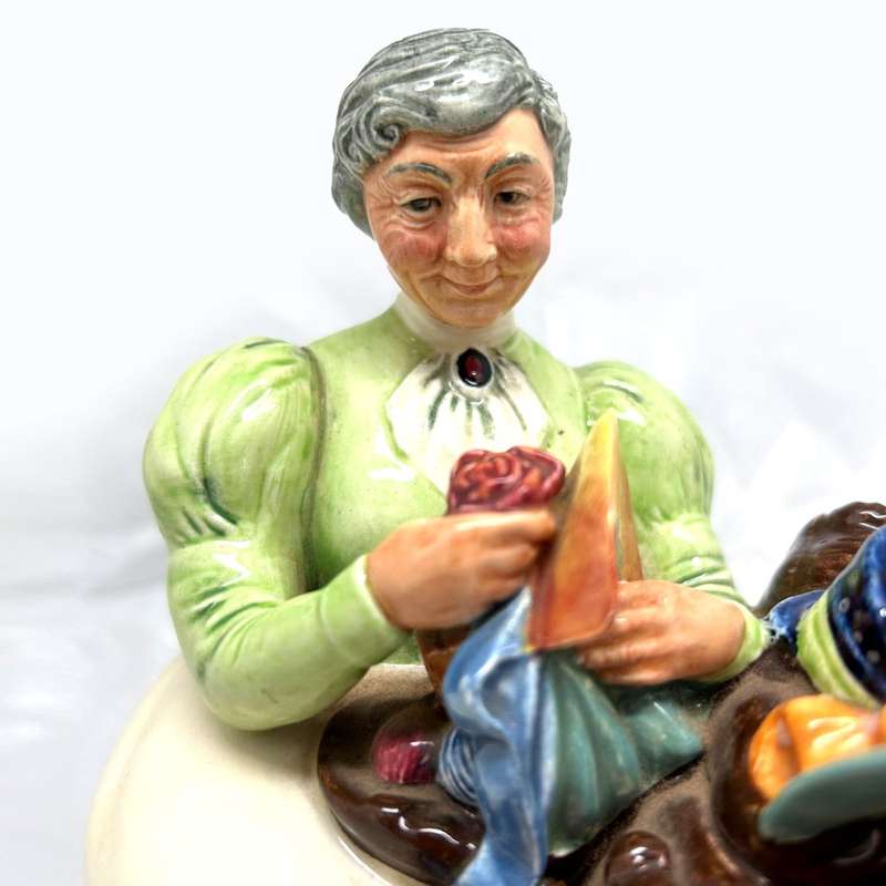 Royal Doulton Figurine Wardrobe Mistress HN2145